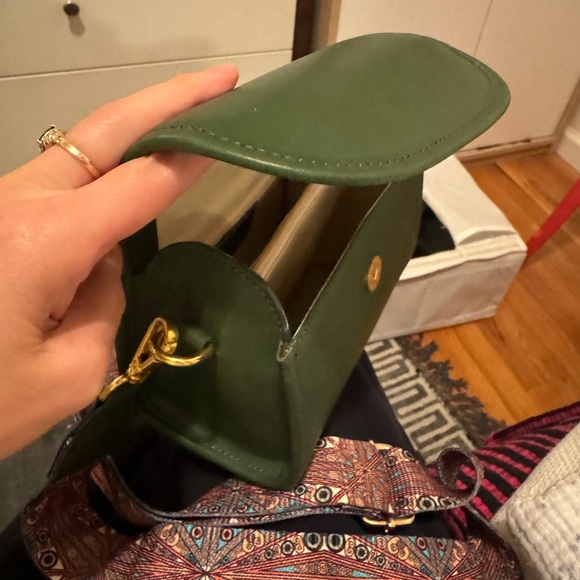 Green leather small crossbody bag, unique strap - Picture 3 of 4